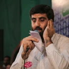 Sokak tıkalı; yağmur çiseliyor