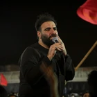 Sancak elindedir ve Hüseyin ona bakıyor