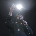 Bir kişi var, her yerde beni korur