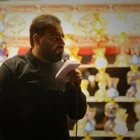 Yanan hurma ağacına dayanmış Alem-dar