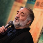 Kapı tutuşmuş, alevlerin arasında yanıyor