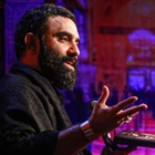 Ben o çocuğum, babasının omzunda sine vuran.