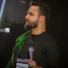 Yine yağmur çiseliyor ve ben divaneyim