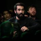 Senin yanında dururum — kimse durmasa da