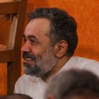 Gökyüzünden çiçek yağıyor bu gece ellerimize