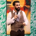 Burada kimse kendini tanımaz (ayaklarını yerden keser)