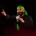 Sokağı senin aşkınla süpürüyorum